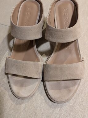 Aerosoles Women's Pale Khaki Suede  Sandals - 7